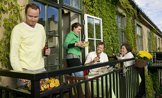 Grilling med venner er knall på balkongen (PS Kún elektrisk grill pga brannsikkerhet!)